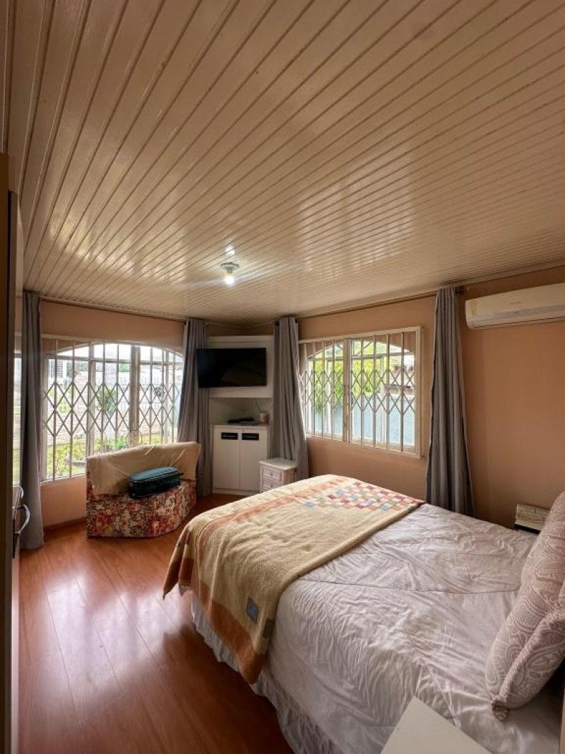 CASA NO BAIRRO SANTA MÔNICA