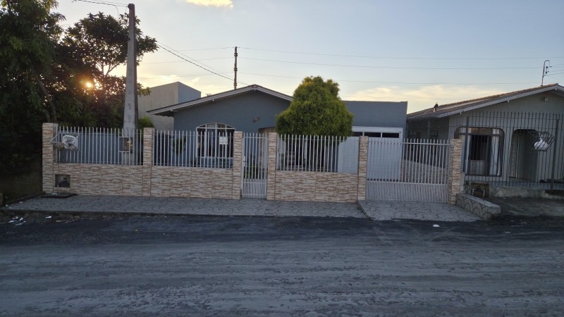 CASA NO BAIRRO SANTA MÔNICA