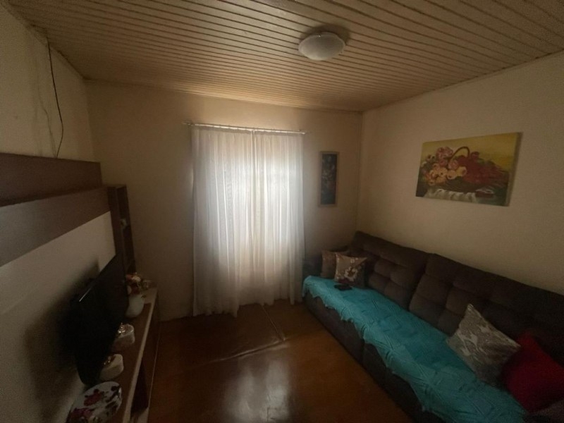 CASA EM TERRENO AMPLO COM EDÍCULA