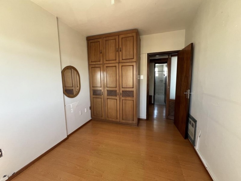 APARTAMENTO NO CENTRO COM DUAS VAGAS DE GARAGEM