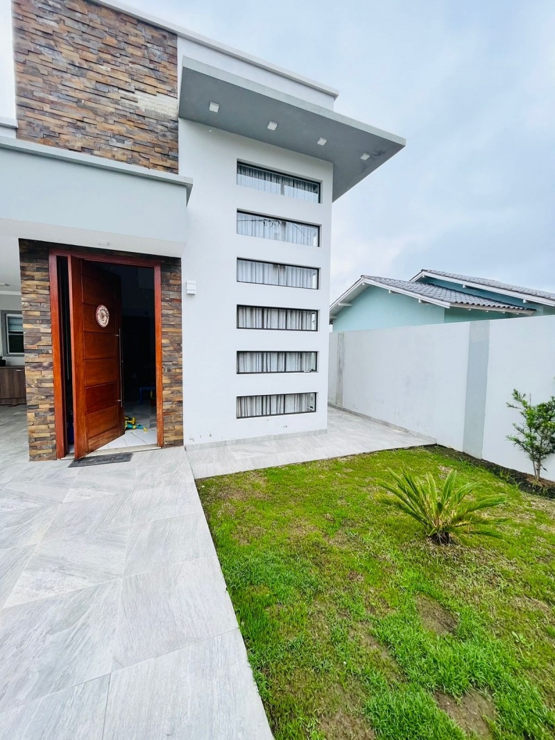 CASA COM PISCINA NA PENHA