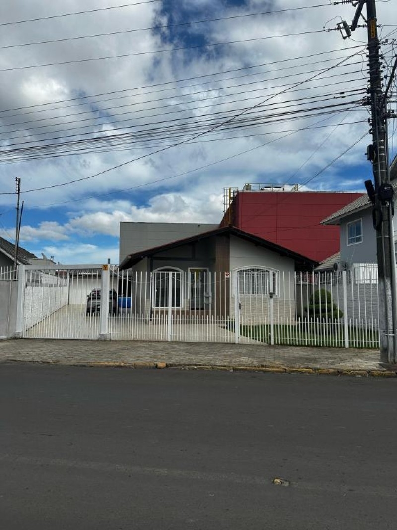 CASA COM ÓTIMA LOCALIZAÇÃO NO BAIRRO SAGRADO CORAÇÃO DE JESUS