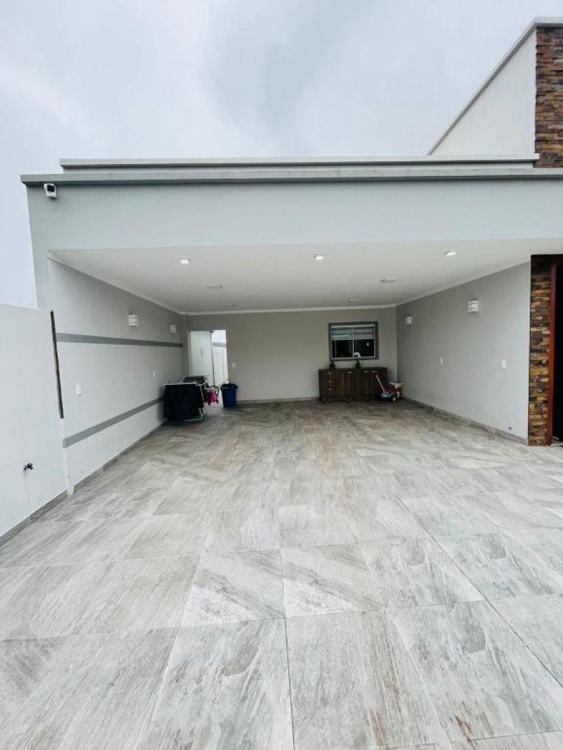 CASA COM PISCINA NA PENHA