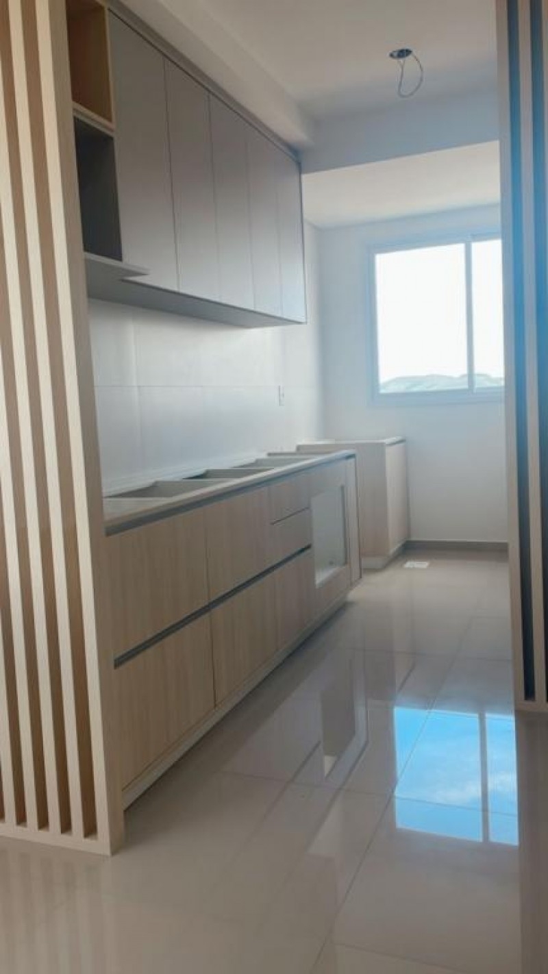 Apartemento semi-mobiliado no Coral