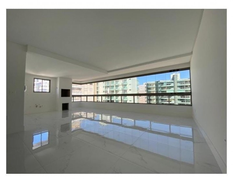 Apartamento em Meia Praia
