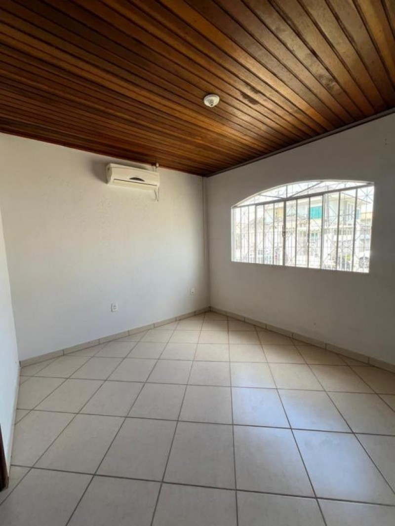 CASA BAIRRO CORAL 
